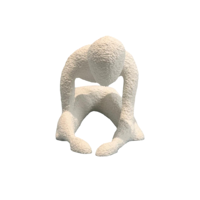 Escultura branca texturizada de figura humana agachada