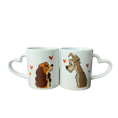 Duas canecas brancas com pegas em forma de coração e ilustração de cães com corações.