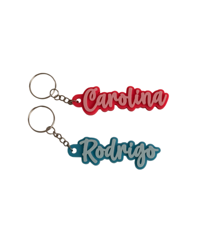 Dois porta-chaves coloridos com nomes Carolina e Rodrigo em silicone.