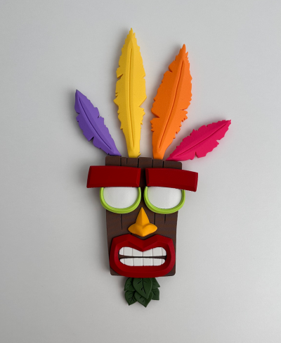 Máscara decorativa colorida com penas e óculos