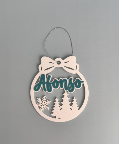 Enfeite de Natal com nome Afonso azul esverdeado e decoração em MDF branco