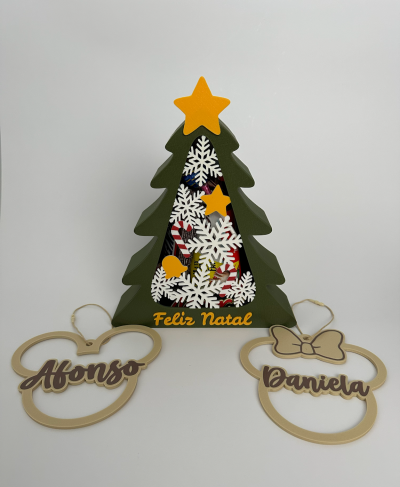 Árvore de Natal decorativa verde com flocos de neve e estrelas, e ornamentos com nomes Afonso e Daniela
