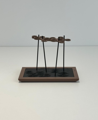 Suporte decorativo com base retangular de madeira castanha e estrutura preta