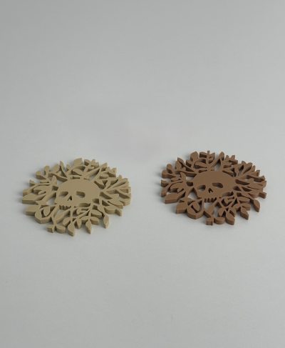 Suportes de copos em madeira com design de caveira e ramos, castanho claro e escuro