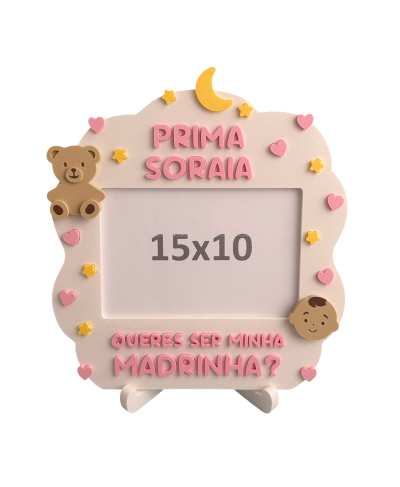 Moldura para foto branca decorada com ursinho, lua e cabeção de bebé, com texto em cor de rosa.