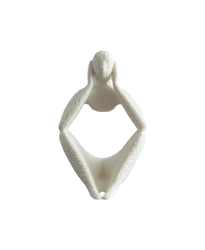 Escultura decorativa branca de figura humana com textura áspera