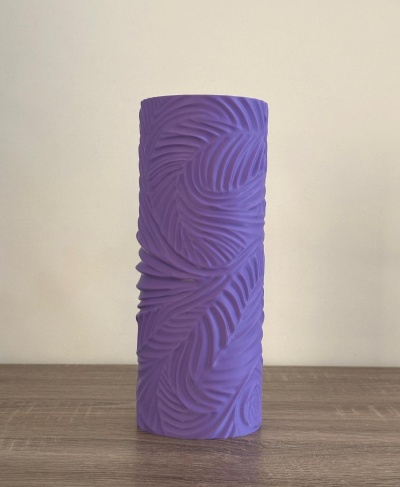 rolo de espuma lilás com textura ondulada em fundo branco