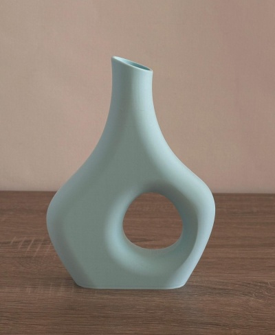 Vaso em cerâmica azul claro com design oval e buraco circular