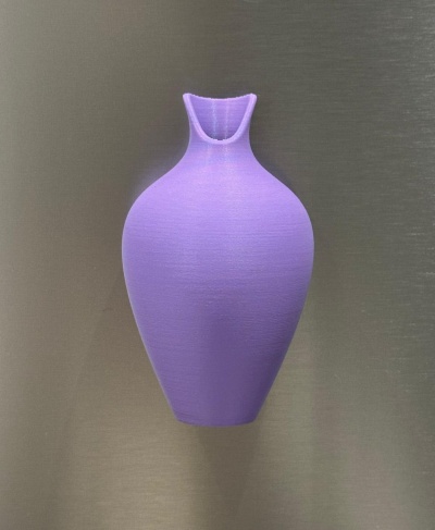 Vaso cerâmico lilás arredondado com gargalo estreito sobre fundo cinza