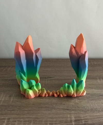 Escultura colorida em forma de cristais sobre mesa de madeira