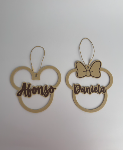 Penduricalhos em madeira em forma de cabeça do Mickey com nomes Afonso e Daniela