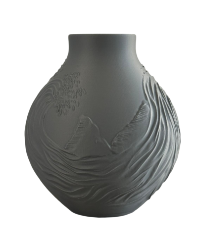 Vaso cinzento em cerâmica com relevo de padrões ondulados e formas naturais