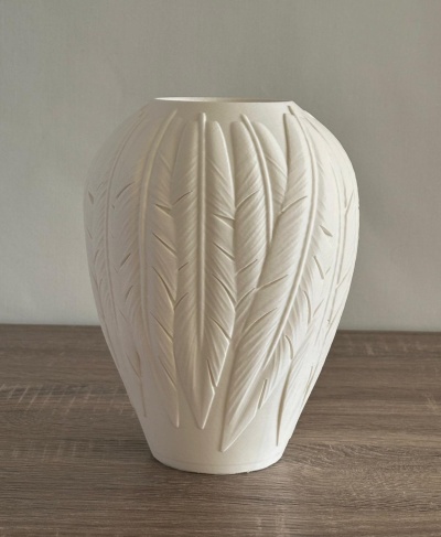 Vaso cerâmico branco com relevo em forma de penas