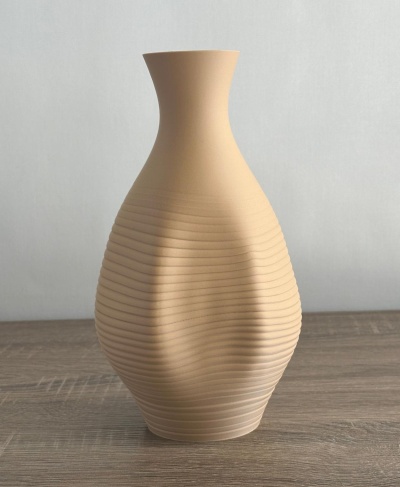 Vaso decorativo de cerâmica bege com textura de linhas horizontais em superfície de madeira