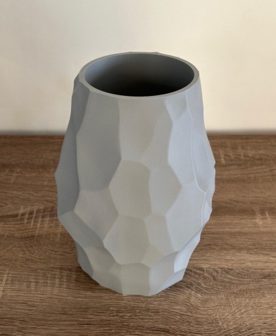 Vaso cinzento de cerâmica com textura facetada