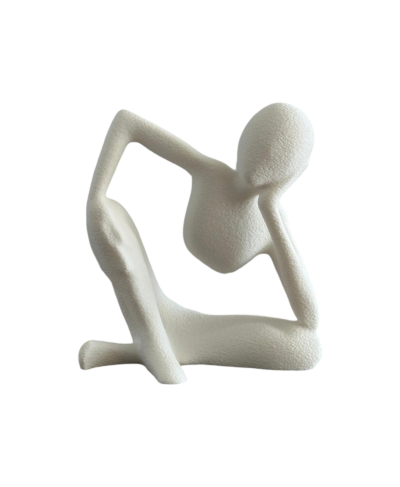 Escultura decorativa abstrata branca com textura rugosa em pose sentada