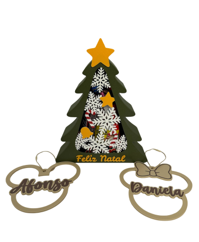 Figura de árvore de Natal verde com decorações brancas e amarelas e duas decorações personalizadas com nomes.