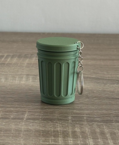 Porta-chaves verde em forma de caixote do lixo