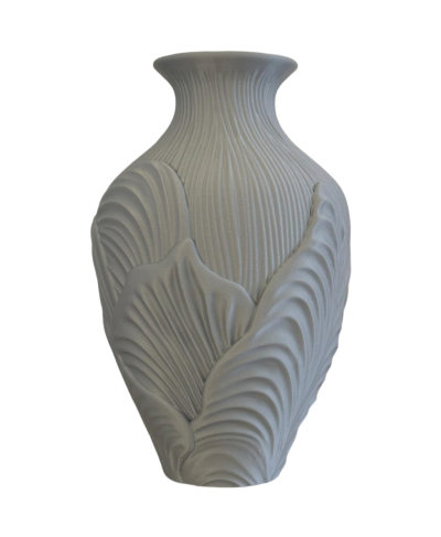 Vaso decorativo branco em cerâmica com textura de linhas e folhas em relevo