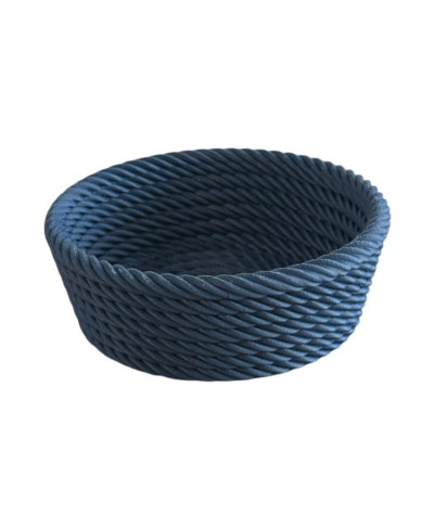 Cesta redonda de tecido trançado azul com textura torcido