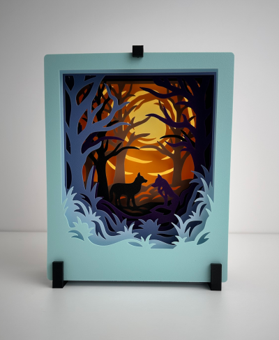 Quadro decorativo em papel com desenho de floresta e lobos em silhueta