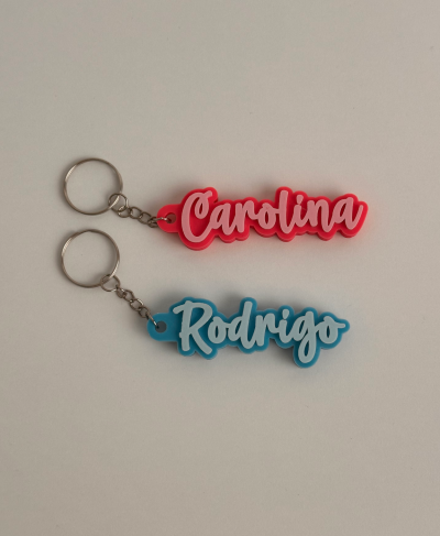 Dois porta-chaves coloridos com nomes Carolina e Rodrigo
