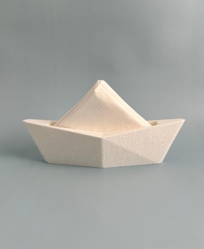 Porta-guardanapo branco em forma de barco com guardanapo bege