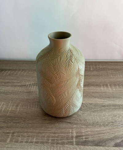 Vaso decorativo de cerâmica bege com padrão de folhas em relevo