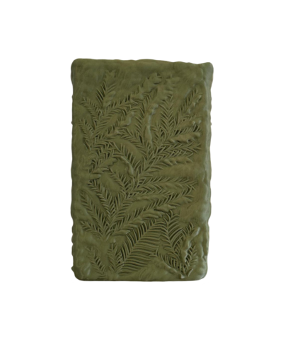 cerâmica verde com relevo de folhas