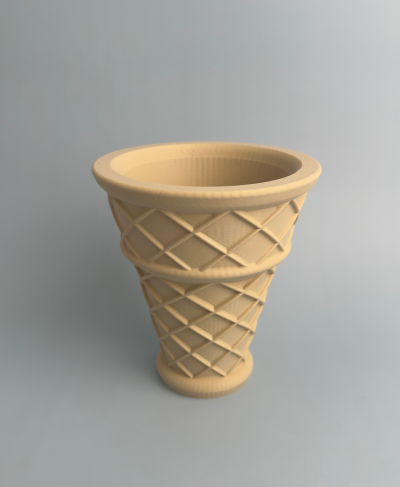 Vaso castanho claro com padrão quadriculado em relevo tipo casquinha de gelado