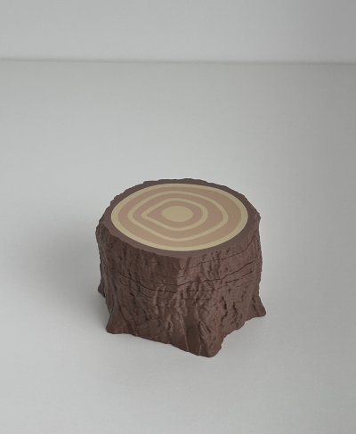 Banco em forma de tronco de árvore com superfície lisa e textura de casca