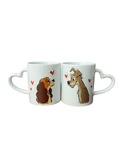Duas canecas brancas com pegas em forma de coração e ilustração de cães com corações.