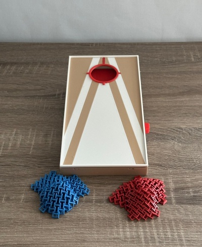 Jogo de tabuleiro de madeira com peças azuis e vermelhas entrelaçadas