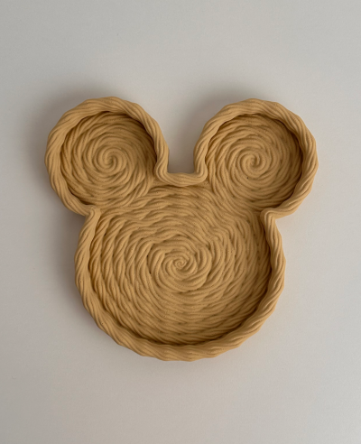 Prato bege em forma de cabeça de rato com textura espiralada