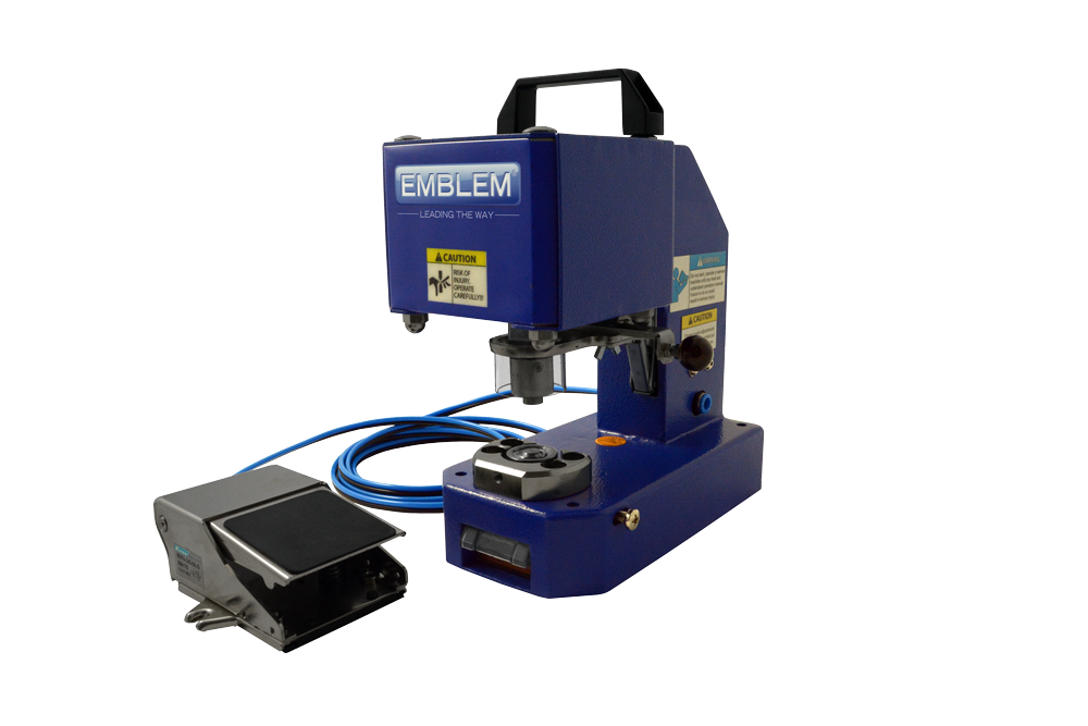 EMBLEM® Airpress Standard 4 FP com pedal, sem adaptador Máquina industrial azul EMBLEM com etiquetas de aviso e pedal metálico