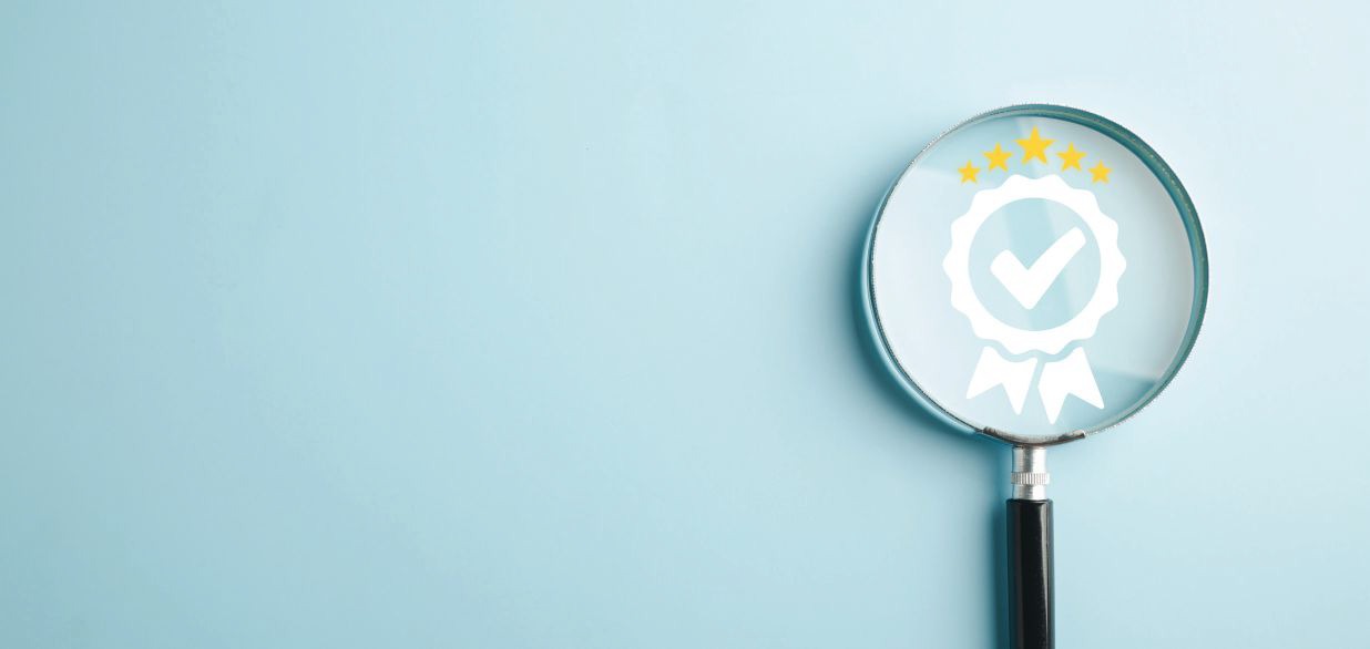 Lupa com selo de certificação e estrelas sobre fundo azul claro