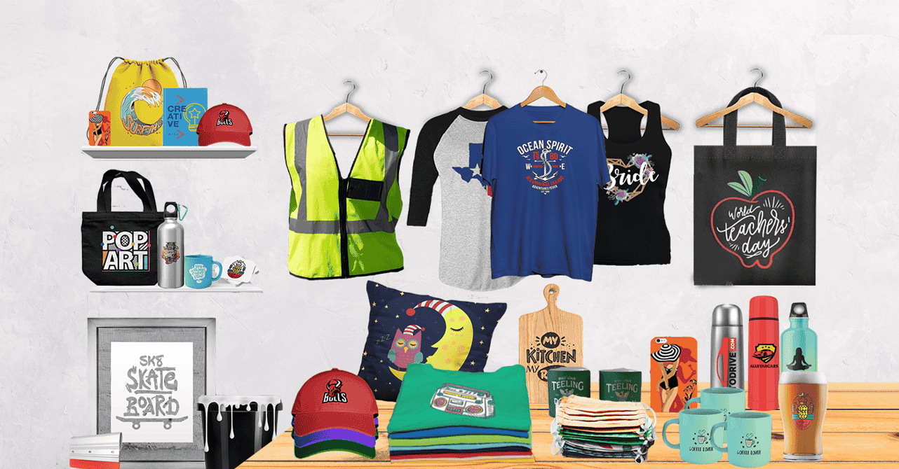 Diversos produtos como roupas, sacos, bonés, almofadas, garrafas e quadros expostos em fundo branco.