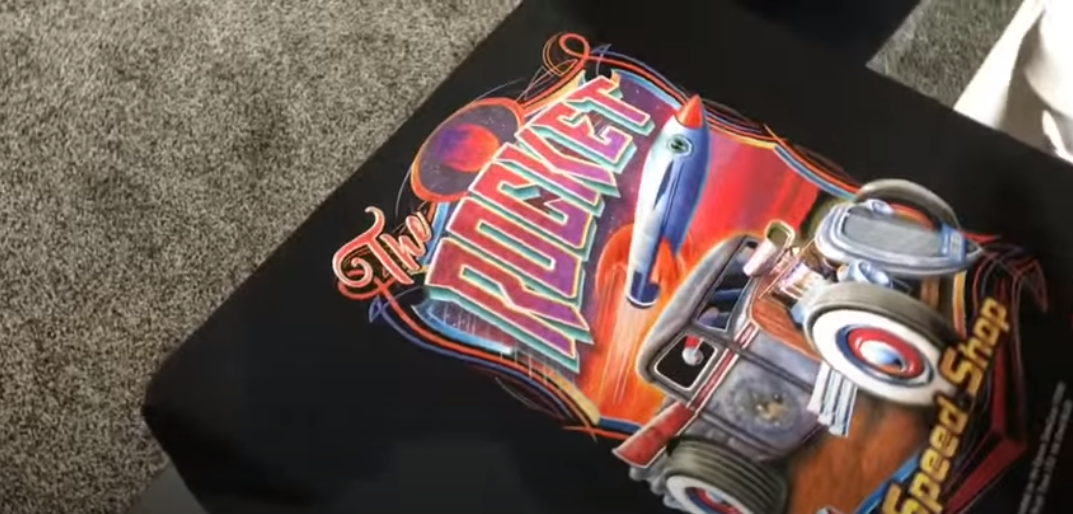 Mesa preta com estampa colorida de carro antigo e palavra LEGEND