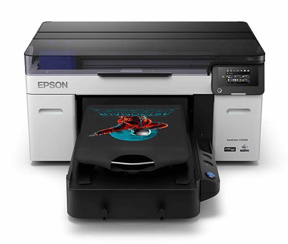 EPSON® Surecolor SC-F2200 (DTG+DTF) Impressora Epson EcoTank a imprimir t-shirt com imagem do Homem-Aranha