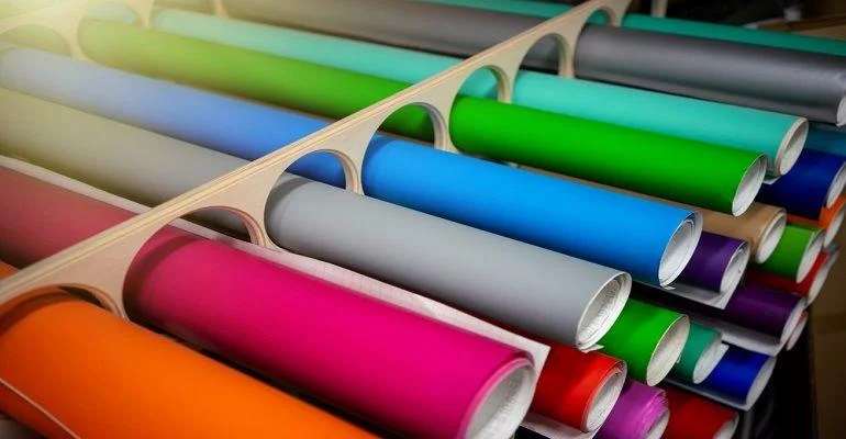Rolos de vinil autocolante colorido organizados em prateleiras