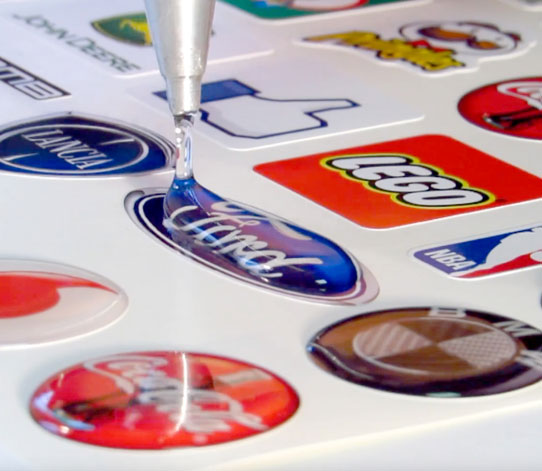 SURACER® CHEMICALS Resina UV 4460 RoHS Adesivos coloridos brilhantes com resina sendo aplicada manualmente