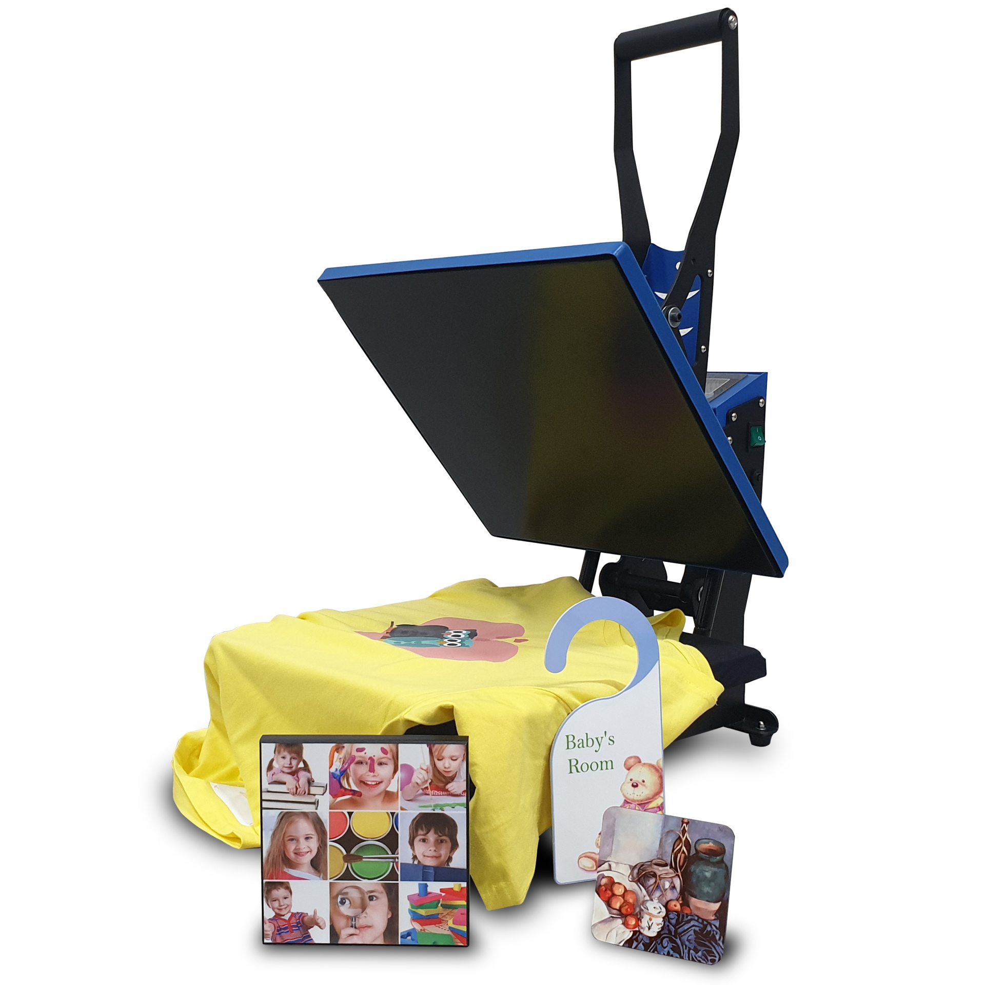 CALORTRANS® Prensa Térmica CT3838 II Prensa térmica azul e preta com t-shirt amarela estampada e objetos decorativos num fundo branco