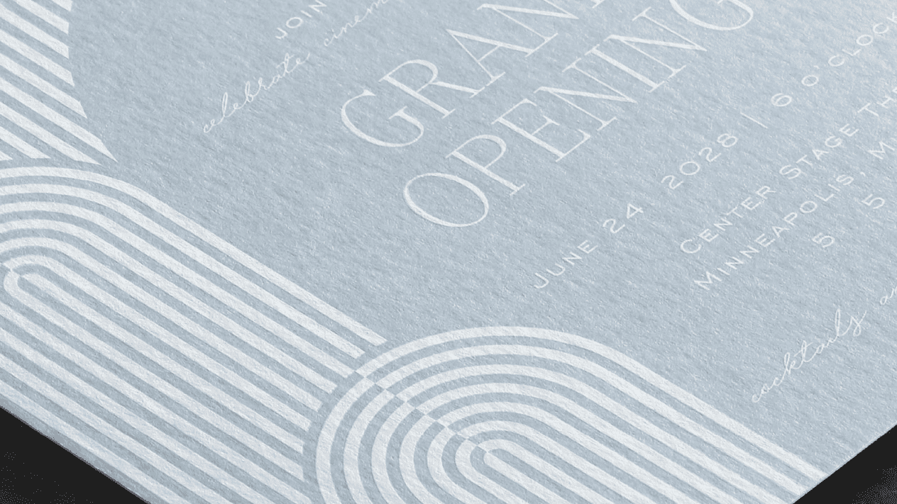 Convite azul claro com padrões geométricos brancos e texto branco