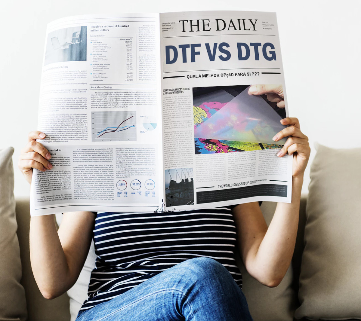 Pessoa sentada no sofá a ler jornal THE DAILY com título DTF VS DTG