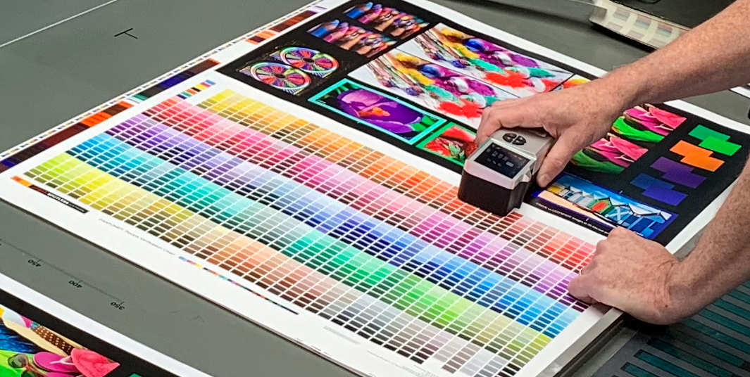 Folheto impresso com amostras de cores e dispositivo de medição de cor