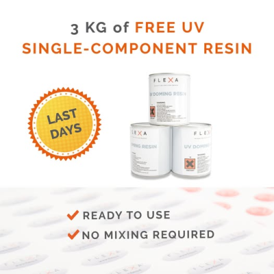 Três latas brancas de resina Flexa com texto promocional em fundo branco