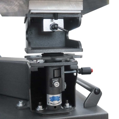 Peça mecânica metálica preta com alavanca cinza e parafusos