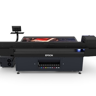 Impressora industrial plana preta EPSON com ecrã digital e painel de controlo colorido