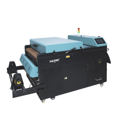 Máquina industrial InkONE preta e azul com correia rolante e painel digital