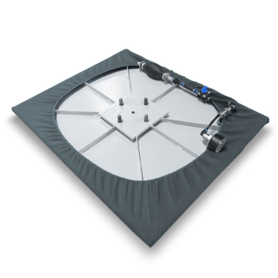 Dispositivo quadrado com estrutura metálica e tecido cinzento